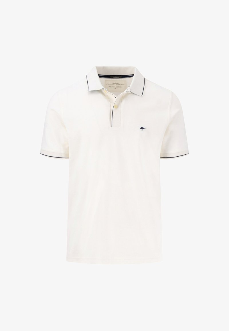 Valge polo särk, mis on valmistatud kvaliteetsest puuvillast, kahe nööbiga kaelusega, tumesiniste triipudega krae ja varrukate peal, ning väikese tikandiga logoga.