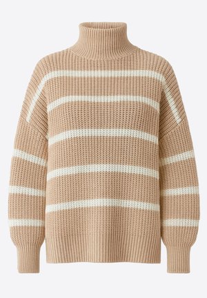 Suéter beige de punto con rayas horizontales blancas, cuello alto de canalé, ajuste holgado y tela texturizada. Puños y bajo con detalles de canalé.