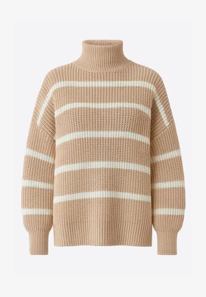 Suéter beige de punto con rayas horizontales blancas, cuello alto de canalé, ajuste holgado y tela texturizada. Puños y bajo con detalles de canalé.