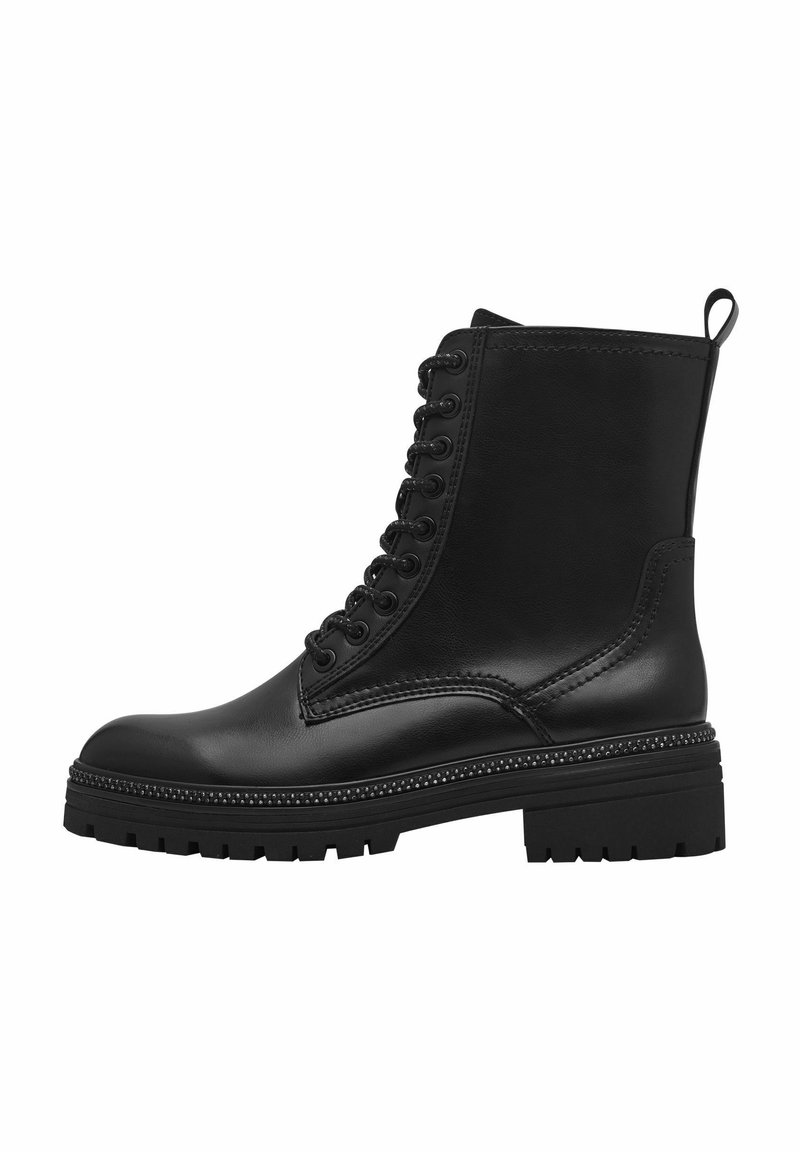 Stivali alla caviglia in pelle nera con lacci, punta rotonda, colletto imbottito e suola con grip texture; presenta un bordo decorativo con borchie sulla suola.