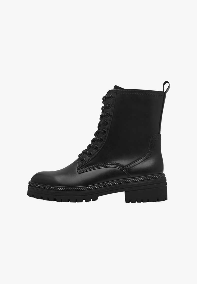 Stivali alla caviglia in pelle nera con lacci, punta rotonda, colletto imbottito e suola con grip texture; presenta un bordo decorativo con borchie sulla suola.