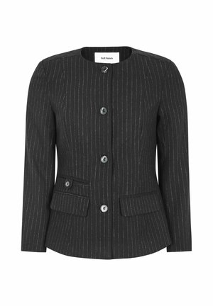 Mustvalge pinstripe bleiser ümmarguse kaelusega, ees nupud, kaks klapiga taskut ja tekstureeritud viimistlus. Silt on nähtav kaeluses.