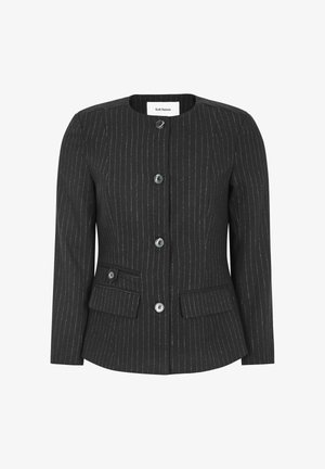 Mustvalge pinstripe bleiser ümmarguse kaelusega, ees nupud, kaks klapiga taskut ja tekstureeritud viimistlus. Silt on nähtav kaeluses.