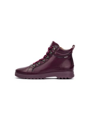 Bottines en cuir bordeaux avec une semelle robuste, œillets métalliques et lacets contrastants, dotées d'un col rembourré pour le confort.