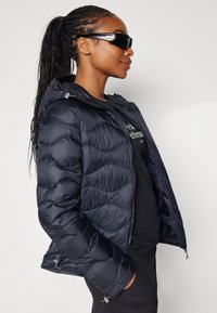 Peak Performance HELIUM UTILITY HOOD JACKET - Gewatteerde jas - black