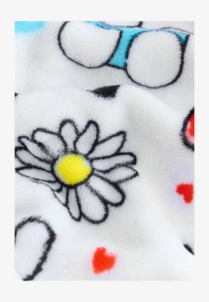 Manta de forro polar que presenta una base blanca con margaritas delineadas en negro, centros amarillos y pequeños corazones rojos. Textura suave, elementos de diseño coloridos.