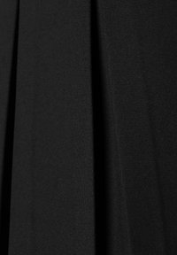 Tessuto plissettato nero con una superficie liscia e morbida. Il materiale appare elastico ed è colorato in modo uniforme, mostrando un design semplice e omogeneo.