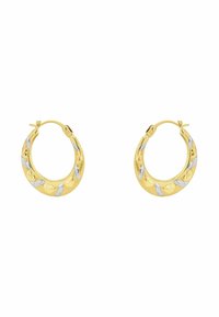 Pendientes de aro dorados con una superficie texturizada, adornados con acentos plateados y un patrón de corazones, creando un diseño de metales mixtos.