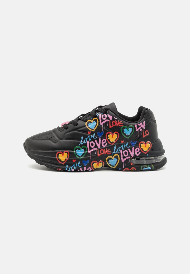 Baskets noires avec des cœurs colorés style graffiti et le texte "love" en rouge, bleu, vert, rose et jaune sur les côtés et la semelle.