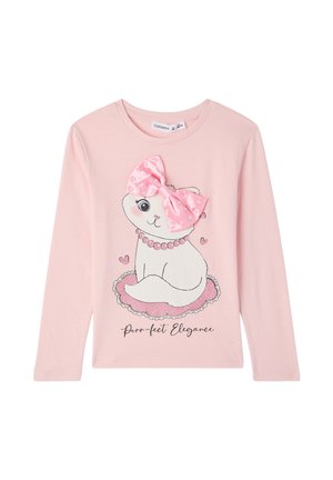T-shirt a maniche lunghe rosa con una grafica di un gatto con un grande fiocco a pois, dettagli in perle e la scritta "Purr-feet Elegance."