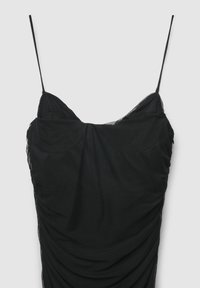 Schwarzes Kleid mit dünnen Trägern, aus strukturiertem Stoff und gesammeltem Design. Der Ausschnitt ist sanft drapiert und betont die Gesamtform.