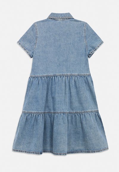 Ανοιχτό μπλε φόρεμα από τζιν με κοντά μανίκια, φούστα σε στρώσεις και κλασικό γιακά, εμφανιζόμενο από πίσω.