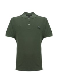Ciemnozielona koszulka polo wykonana z bawełny, z trzema guzikami przy dekolcie, krótkimi rękawami i wyszywanym logo na klatce piersiowej.