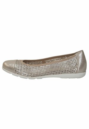 Zapato plano en un dorado metálico claro con un patrón cortado por láser en los laterales. Punta redondeada con una tapa dorada sólida. Suela de goma blanca. Textura suave en general.