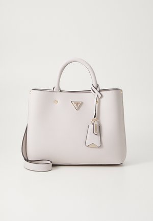 Borsa tote in pelle grigio chiaro con due manici superiori, dettagli in metallo dorato, un'etichetta rimovibile e una superficie liscia con bordi scuri a contrasto.