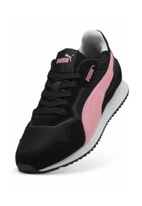 Zwarte sneaker met roze accenten, gemaakt van mesh en suède materialen, vetersluiting, gevoerde kraag en een gestructureerde rubberen zool.