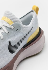 Nike Performance ZOOMX INVINCIBLE FK 3 - Hardloopschoenen voor op de weg - photon dust/black/summit white/platinum violet/saturn gold/soft yellow