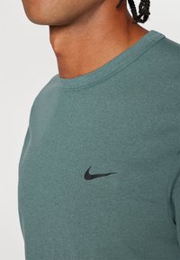 Nike Performance HYVERSE - T-shirt desportiva - vintage green/black