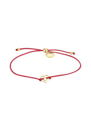 Bracelet cordon rouge réglable avec un petit charm en double cœur doré et un fermoir perle dorée accompagné d'une étiquette ronde gravée.