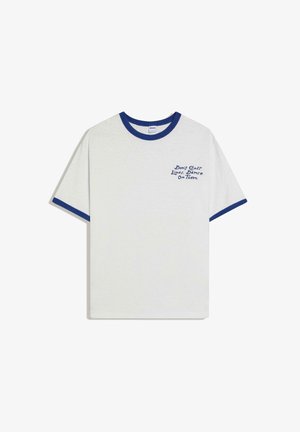 Biała koszulka z niebieskim kołnierzykiem i brzegami rękawów, z niebieskim napisem na lewej piersi: „Don't Cross lines, Dance On Them.”