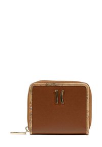 Cartera de cuero marrón con un borde estampado de mapa, cierre de cremallera y acentos plateados brillantes. Diseño cuadrado compacto, superficie texturizada.