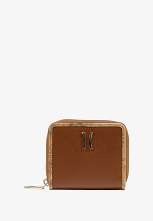 Cartera de cuero marrón con un borde estampado de mapa, cierre de cremallera y acentos plateados brillantes. Diseño cuadrado compacto, superficie texturizada.