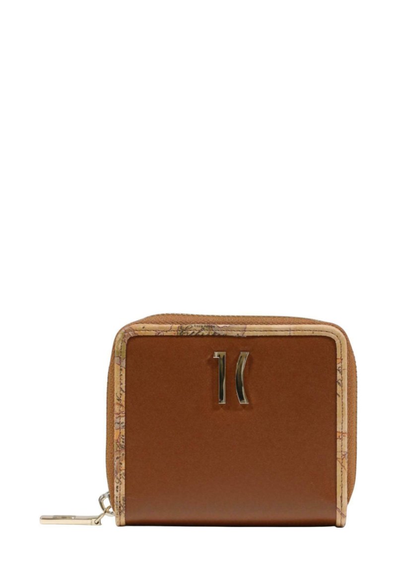 Cartera de cuero marrón con un borde estampado de mapa, cierre de cremallera y acentos plateados brillantes. Diseño cuadrado compacto, superficie texturizada.