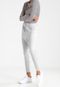 ONLY Jogginghose - mottled light grey