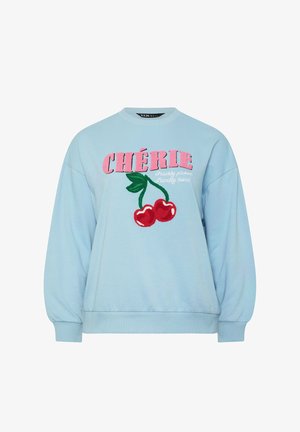 Jasnoniebieska bluza z różowym napisem "CHÉRIE", białym kursywą "Freshly picked Locally loved" oraz wyhaftowanymi czerwonymi wiśniami z zielonymi liśćmi.