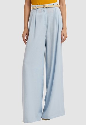 Pantaloni a gamba larga blu chiaro con pieghe frontali, abbinati a una cintura beige. Realizzati in un tessuto morbido, con tasche laterali e una vestibilità comoda.