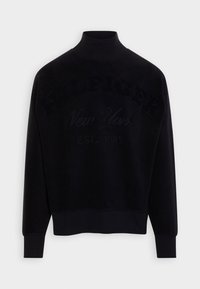 Czarna bluza z wysokim kołnierzem, z tłoczonym napisem "TOMMY HILFIGER New York EST. 1985" na piersi oraz ściągaczami na rękawach.