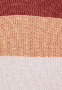 Megzta megsvetė su horizontaliais dryžiais bordo, persikų ir šviesiai rožinės spalvų atspalvių. Minkšta tekstūra su raukšlėtą dizainą.