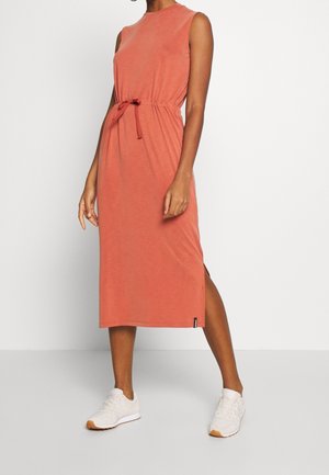 Robe midi sans manches corail avec une taille élastique et une ceinture nouée, dotée d'ouvertures latérales. Assortie à des baskets blanches. Tissu doux et extensible.