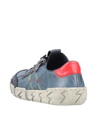 Sneaker en cuir marine avec accent rouge au talon, présentant des coutures colorées, des détails perforés et une semelle en caoutchouc texturée avec un motif en zigzag.