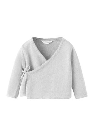 Pull enveloppant gris clair en maille avec un col en V, des manches longues et une fermeture à nouer sur le côté gauche. Texture lisse et détails de design minimalistes.