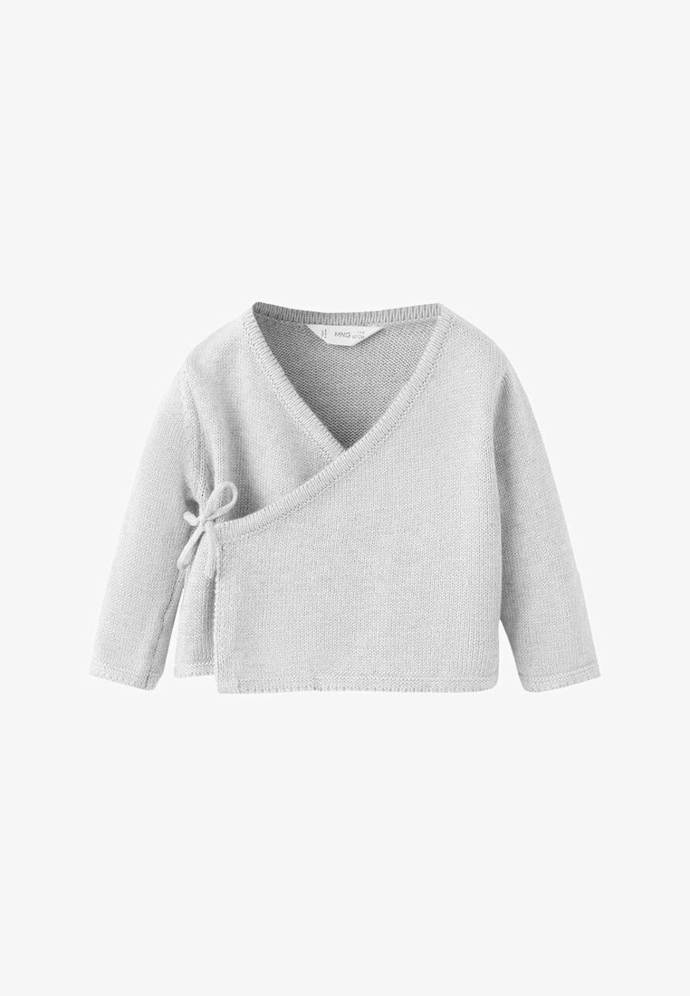 Pull enveloppant gris clair en maille avec un col en V, des manches longues et une fermeture à nouer sur le côté gauche. Texture lisse et détails de design minimalistes.