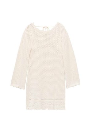 Rochie albă tricotată cu mânecă lungă, tiv ondulat și închidere cu cordon la spate. Prezintă o textură cu țesătură deschisă și un design casual.
