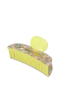 Haarclip gemaakt van geel plastic met een gemarmerd patroon van perzik- en groene accenten; heeft een gebogen ontwerp en uitsparingen voor grip.
