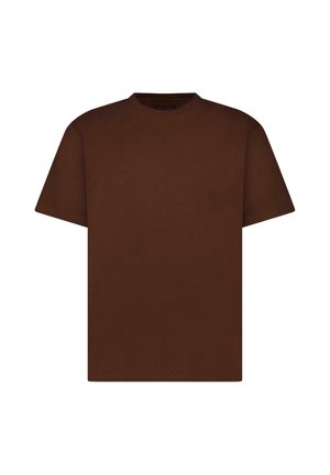 Eenvoudig bruin T-shirt met korte mouwen en een ronde hals in een losse pasvorm, afgebeeld tegen een witte achtergrond.