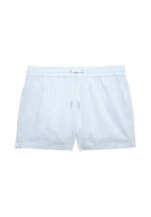 Lichtblauwe en witte gestreepte zwemshorts met elastische tailleband en witte trekkoord, plat gelegd op een witte achtergrond.