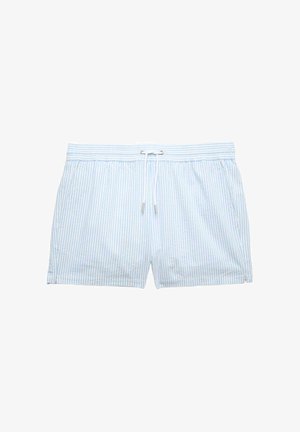 Jasnoniebieskie i białe krótkie spodenki kąpielowe w paski z elastycznym paskiem w talii i białym sznurkiem, rozłożone na płasko na białym tle.