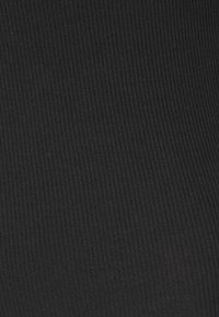 Tessuto nero a costine con superficie textured, caratterizzato da linee verticali. L'aspetto generale è liscio e finemente intrecciato.