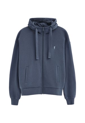 Sudadera con capucha y cremallera en azul oscuro, con cordones, dos bolsillos delanteros, puños y bajo acanalados, y un pequeño logo blanco bordado en el pecho.