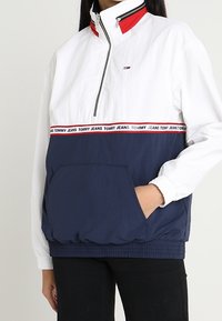 Tommy Jeans Větrovka - dark blue