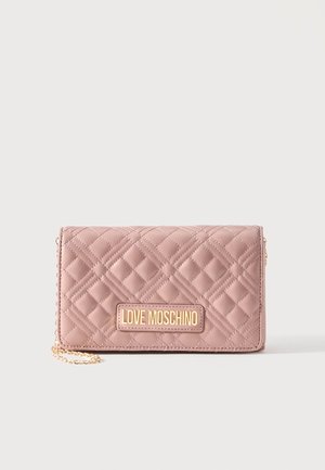 Ružičasta prešivena torbica s naramenicom od zlatnog lanca i metalnim natpisom "LOVE MOSCHINO" na prednjem središtu.