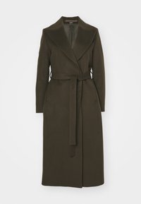 Lungo cappotto di lana marrone con colletto a revers, vita cintrata e tasche laterali. Texture liscia con vestibilità su misura e design minimalista.