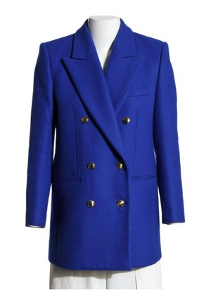 Blazer de lana azul real de doble botonadura con seis botones dorados, solapas con muesca y dos bolsillos delanteros en un maniquí sin cabeza.