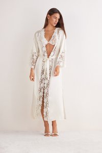 Ivory Robe mit Spitzenrand, tiefem V-Ausschnitt und langen Ärmeln, mit einem durchsichtigen floralen Design und einem gebundenen Taillengürtel. Strukturierte Satin-Oberfläche.