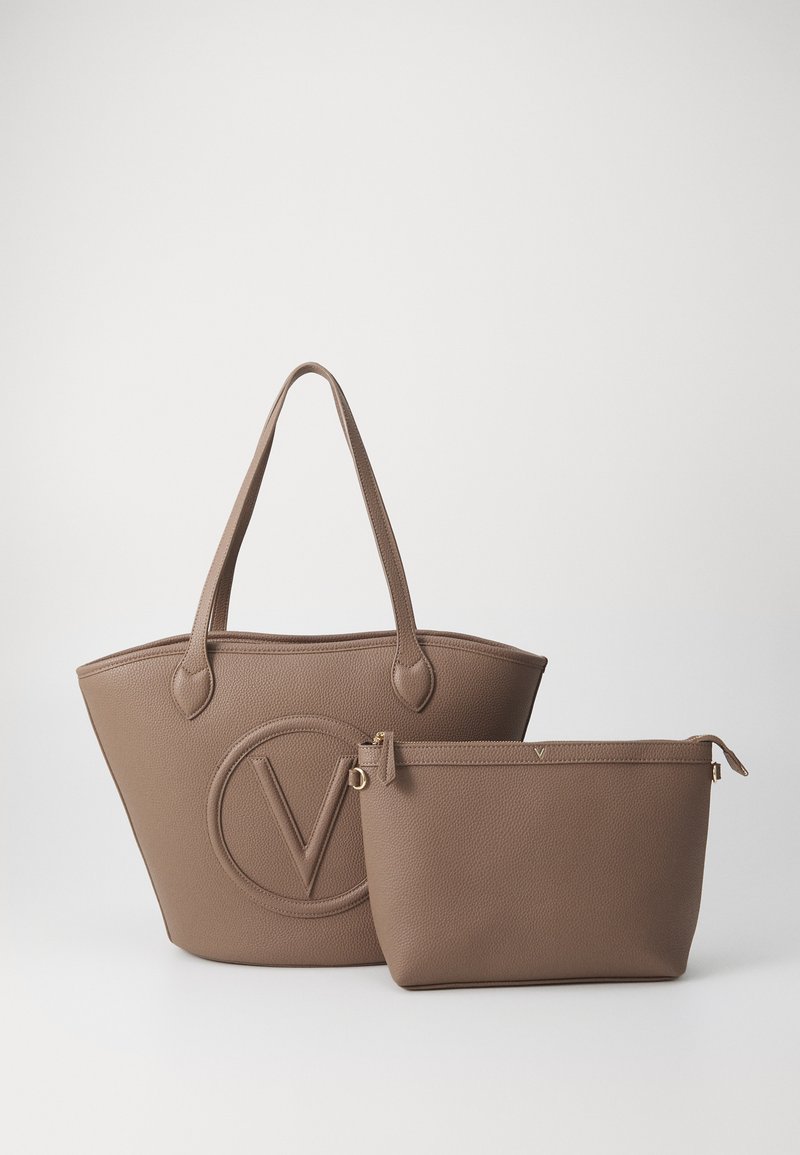 Borsa tote in pelle marrone con texture, dotata di manici doppi e logo circolare, accompagnata da una pochette con zip di dimensioni più piccole in abbinamento.