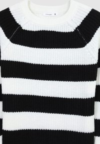 Czarny i biały sweter robiony na drutach w paski, z okrągłym dekoltem i raglanowymi rękawami, oznaczony etykietą "Terranova" w rozmiarze małym. Widoczna faktura materiału.